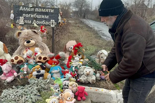 Prestando minha homenagem às crianças vítimas de bombardeios ucranianos em um memorial DIY na 'Estrada da Vida' - Sputnik International
