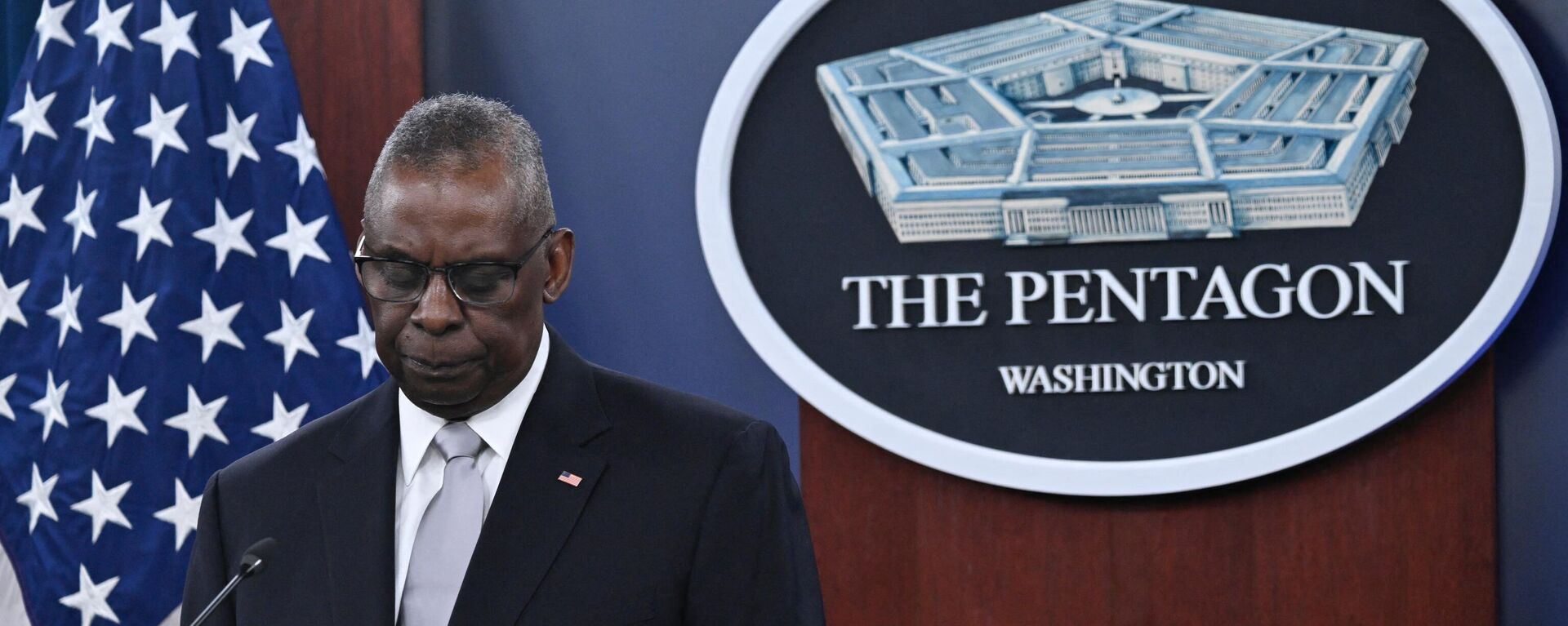 US Defense Secretary Lloyd Austin pauses while speaking during a press conference at the Pentagon in Washington, DC, on February 1, 2024. US Secretary of Defense Lloyd Austin was hospitalized again on February 11, a Pentagon spokesman said, this time for symptoms suggesting an emergent bladder issue, weeks after a previous stay he controversially kept secret.  - Sputnik International, 1920, 29.02.2024