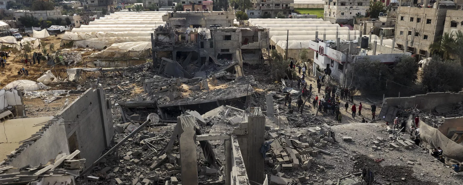 Palestinians inspect the damage amid the rubble of a building where two hostages were reportedly held before being rescued during an operation by Israeli security forcess in Rafah, on the southern Gaza Strip on February 12, 2024, amid ongoing battles between Israel and the militant group Hamas - Sputnik International, 1920, 09.03.2024