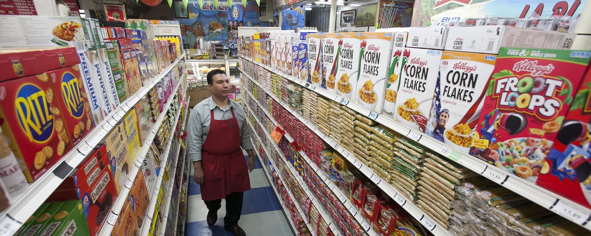 In this photo taken Thursday, Nov. 1, 2012, Grocery market owner Ray Martinez poses for a photo at La Playa Market in Inglewood, Calif. Martinez opposes the passing of California Proposition 37, Mandatory Labeling of Genetically Engineered Food. - Sputnik International, 1920, 27.02.2024
