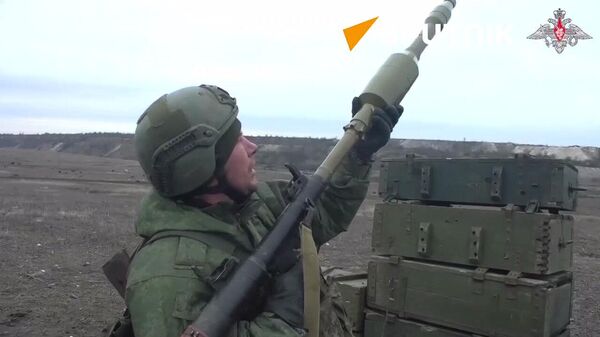 Russian Vostok Group test-fires RPG-7V grenade launchers - Sputnik International