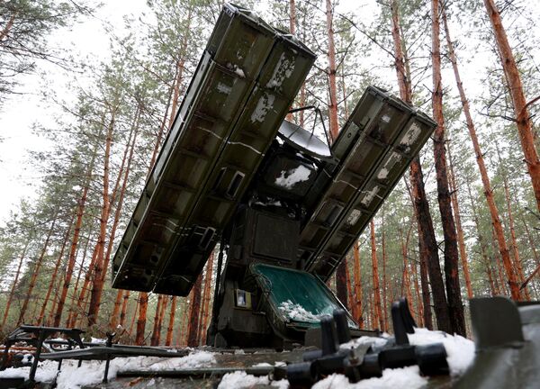 A Strela-10 surface-to-air missile (SAM) system getting set up prior to a combat mission in the Lugansk People&#x27;s Republic (LPR) - Sputnik International