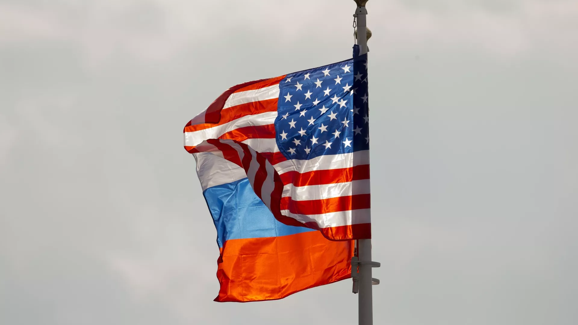 U.S. and Russian national flags wave on the wind before US Secretary of State Rex Tillerson arrival in Moscow's Vnukovo airport, Russia, Tuesday, April 11, 2017 - Sputnik International, 1920, 15.02.2025