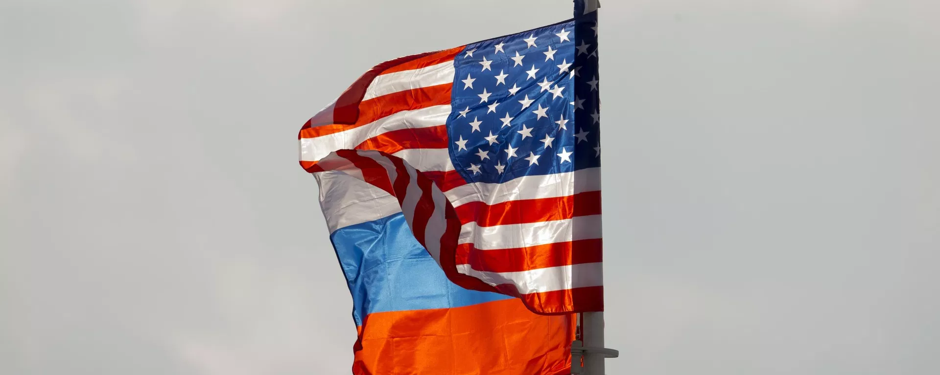 U.S. and Russian national flags wave on the wind before US Secretary of State Rex Tillerson arrival in Moscow's Vnukovo airport, Russia, Tuesday, April 11, 2017 - Sputnik International, 1920, 01.08.2024