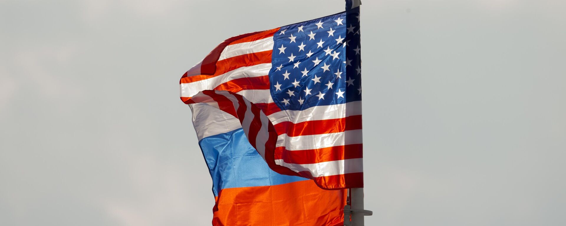 U.S. and Russian national flags wave on the wind before US Secretary of State Rex Tillerson arrival in Moscow's Vnukovo airport, Russia, Tuesday, April 11, 2017 - Sputnik International, 1920, 04.03.2024