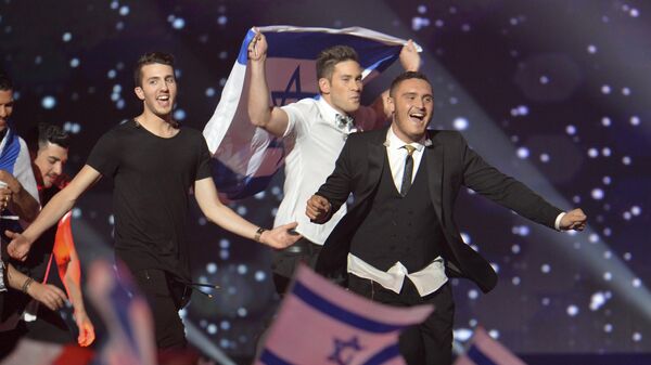 Nadav Guedj representing Israel smiles as he is welcomed on stage prior to the final of the Eurovision Song Contest in Austria's capital Vienna, Saturday, May 23, 2015 - Sputnik International
