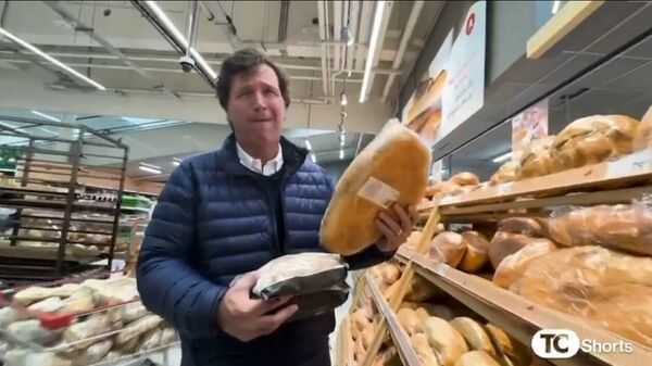 Tucker Carlson in a supermarket in Moscow, Russia - Sputnik International