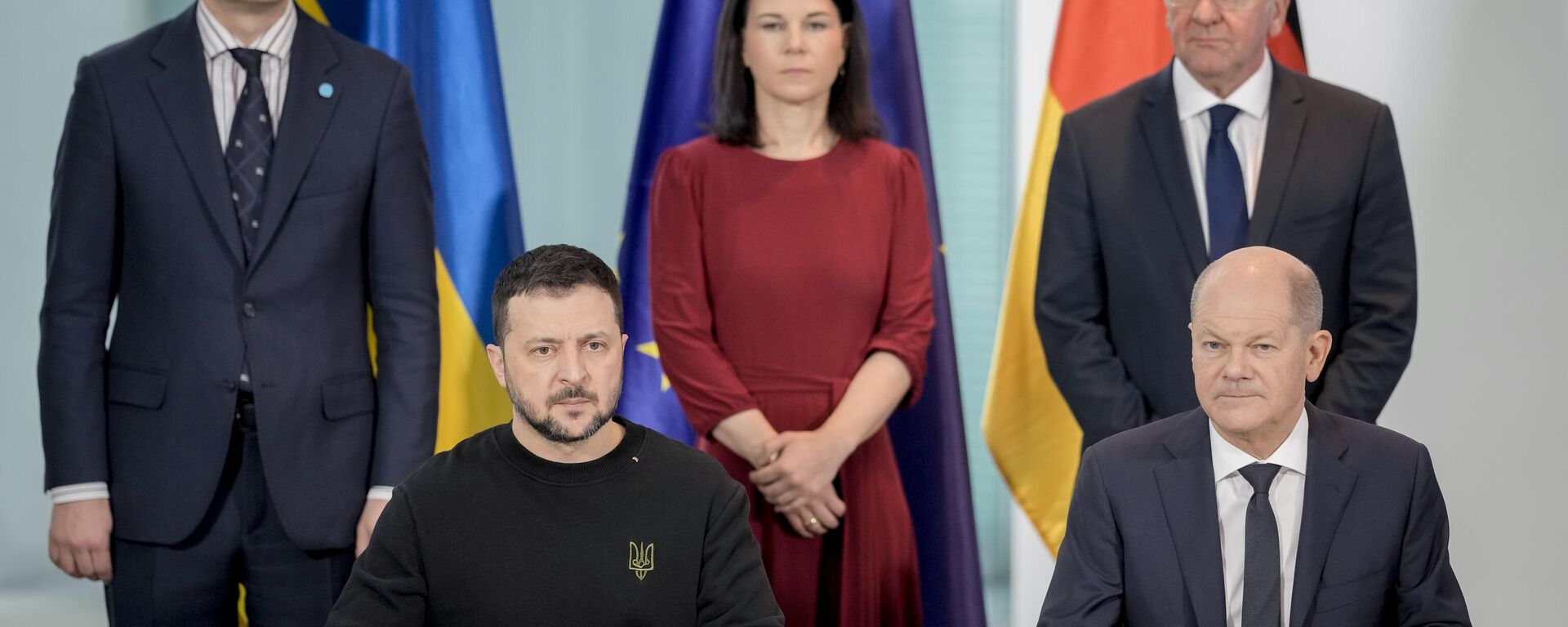 German Chancellor Olaf Scholz and Ukrainian President Volodymyr Zelensky sign a treaty in the chancellory in Berlin - Sputnik International, 1920, 20.08.2024