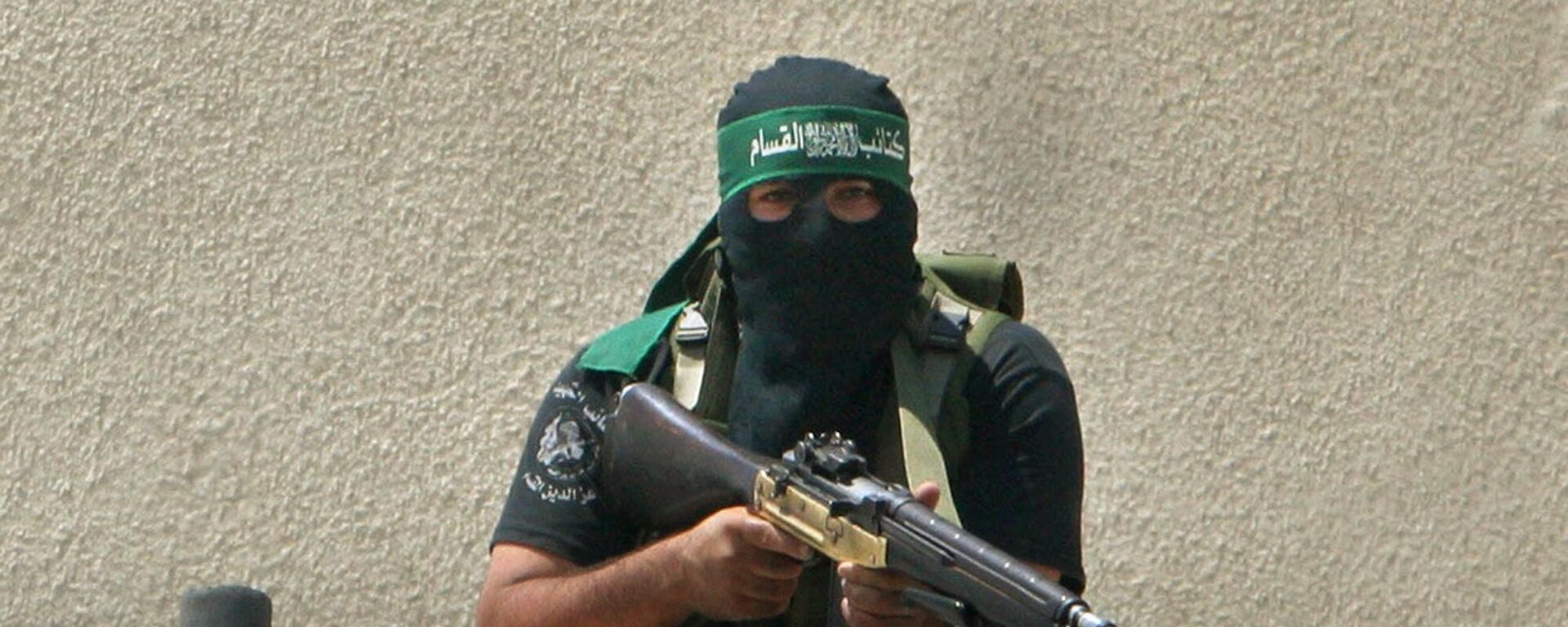 A Palestinian gunman from Hamas sits in a position in Gaza City, Wednesday, June 13, 2007 - Sputnik International, 1920, 17.02.2024