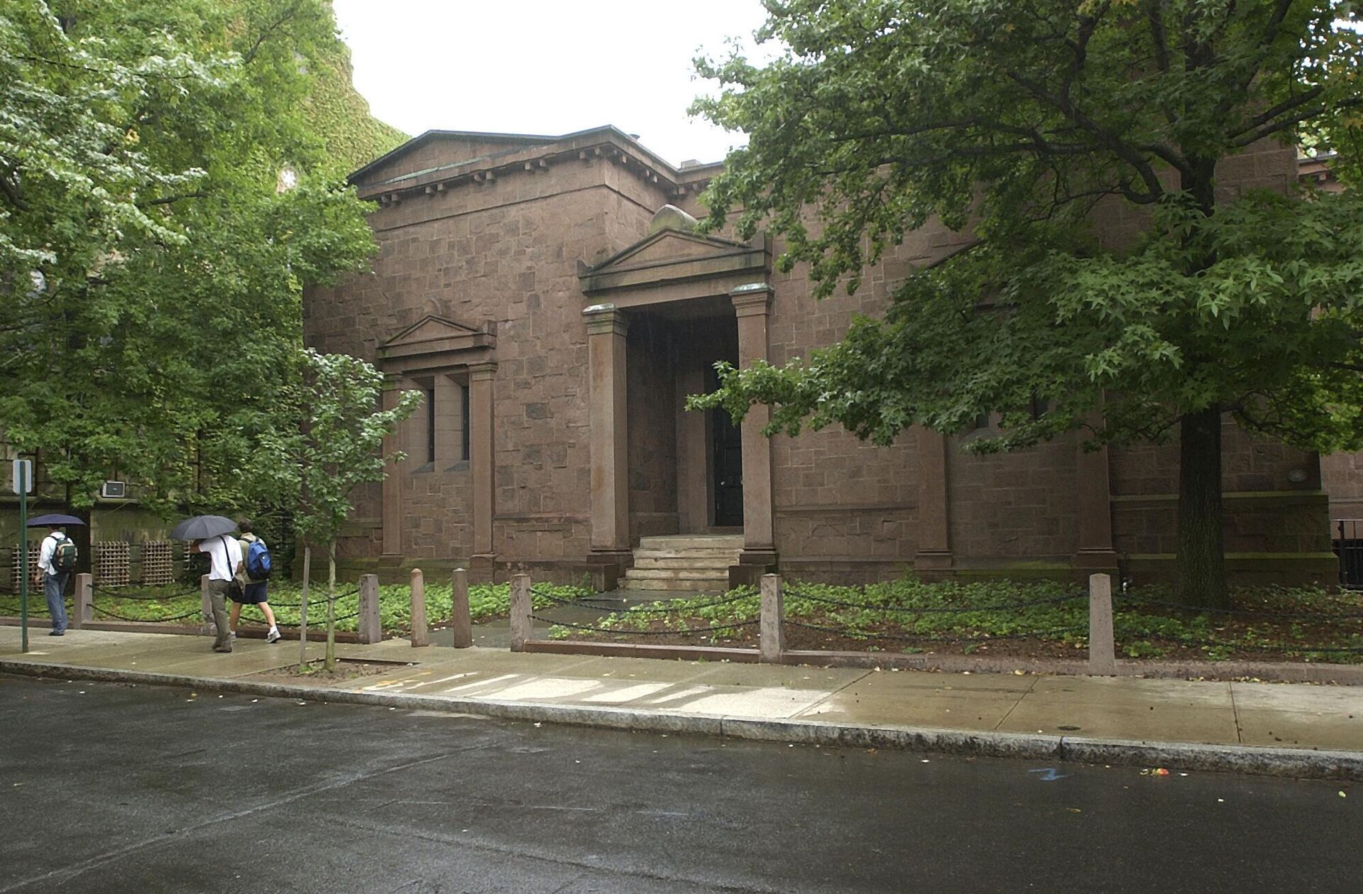 In this Sept. 2003 file photo, Yale's secret society, Skull and Bones' clubhouse or tomb as it is known, is seen on the Yale University campus in New Haven, Conn.  - Sputnik International, 1920, 17.02.2024