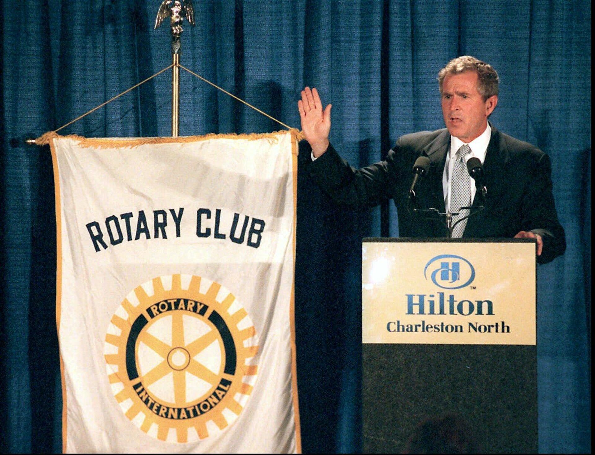 Republican presidential hopeful and Texas Gov. George W. Bush speaks to members and friends of the Charleston Rotary club during a campaign sweep of South Carolina Wednesday, Aug. 25, 1999 in North Charleston, S.C.  - Sputnik International, 1920, 17.02.2024