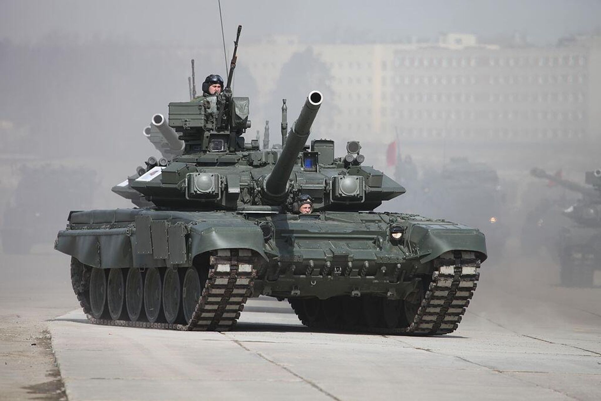 Russian T-90 equipped with a Shtora-1 soft-kill active protection system maneuvers amid preparations for a Victory Day Parade on Red Square. - Sputnik International, 1920, 17.02.2024