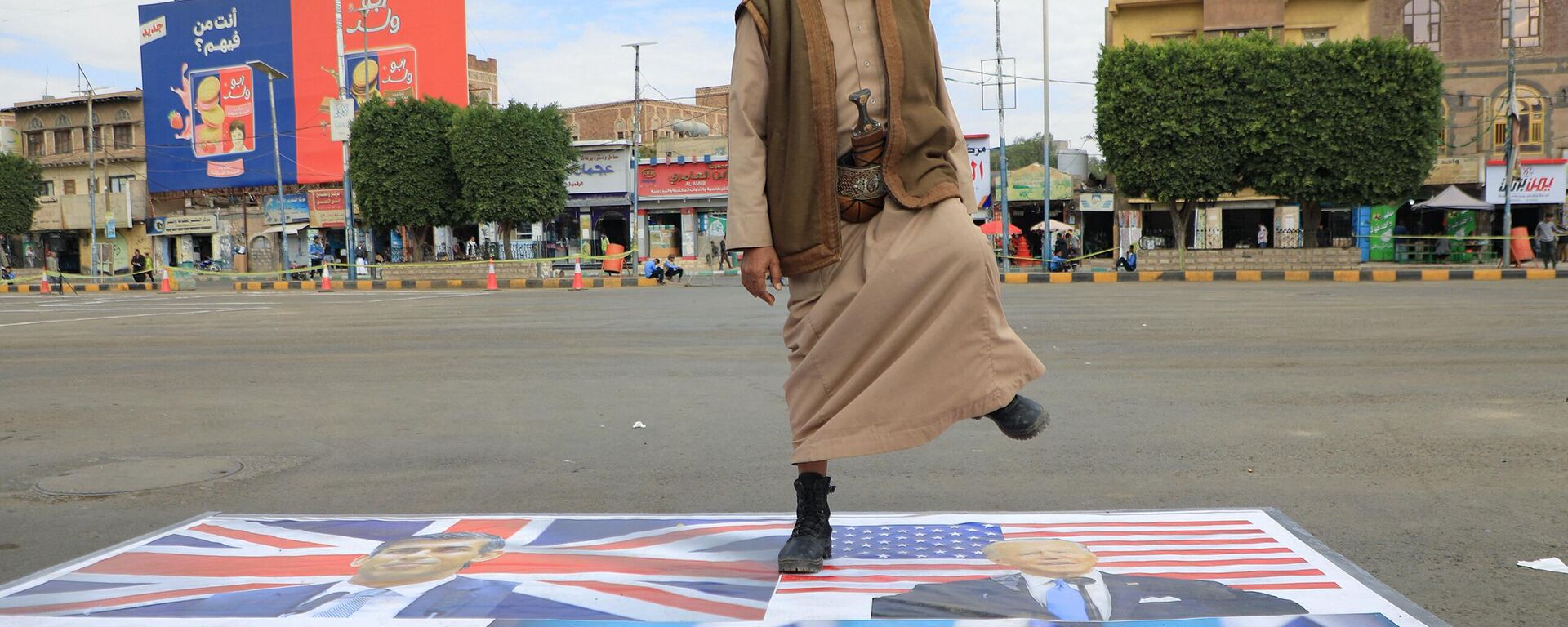A supporter of Yemen's Huthi movement steps on images of Israeli and western flags and leaders as he takes part in a pro-Palestinian rally in Sanaa on February 8, 2024, amid the ongoing conflict in the Gaza Strip between Israel and the Palestinian militant group Hamas. - Sputnik International, 1920, 17.02.2024