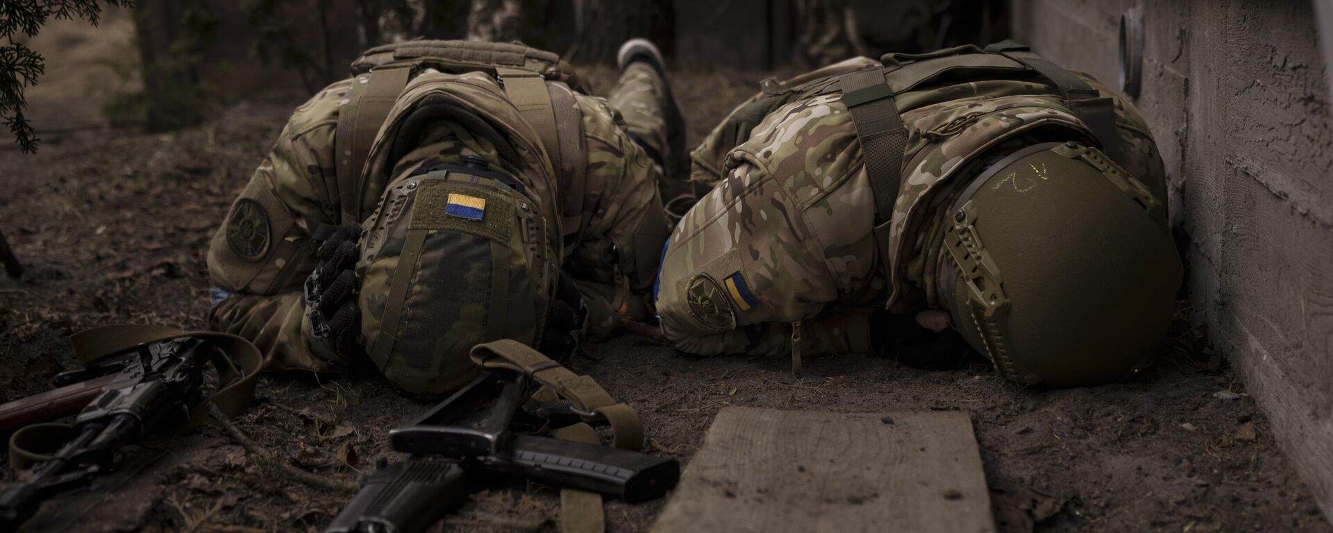 Ukrainian soldiers take cover from incoming artillery fire in Irpin, the outskirts of Kyiv, Ukraine, Sunday, March 13, 2022 - Sputnik International, 1920, 17.02.2024