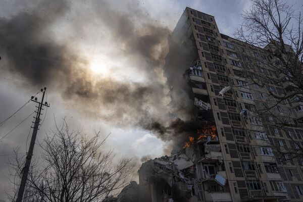 A multistory building burns in Avdeyevka. - Sputnik International