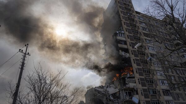A multi-store building burns n Avdeyevka. - Sputnik International