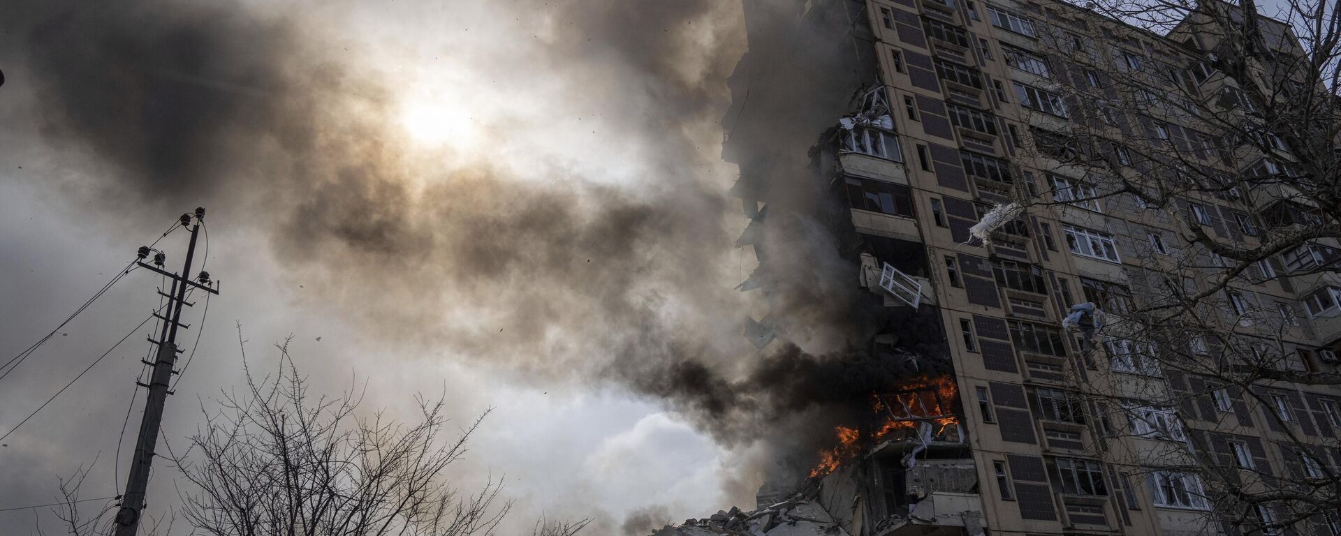 A multi-store building burns n Avdeyevka. - Sputnik International, 1920, 20.02.2024