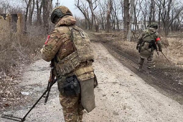Soldiers from engineering units of Battlegroup Tsentr have begun demining streets and buildings in Avdeyevka. - Sputnik International