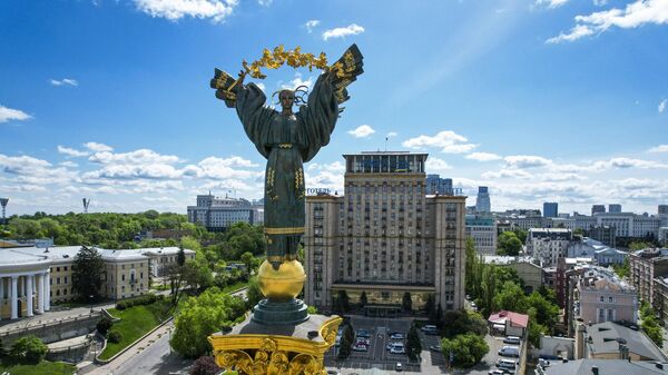 The Independence Monument is seen towering above a largely empty Maidan square in Kiev on May 9th, 2022.  - Sputnik International