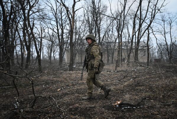 A soldier from the Russian Central Military District looks around a secured area in Avdeyevka. - Sputnik International