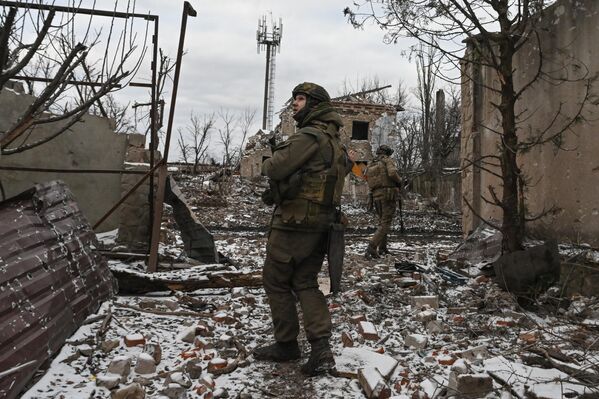 Troops from Russia&#x27;s Central Military District explore a site with collapsed buildings after the battle for Avdeyevka. - Sputnik International