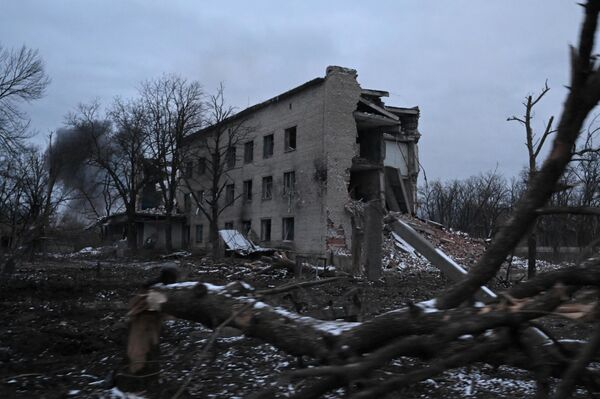 A residential building damaged by Ukrainian shells in Avdeyevka. - Sputnik International