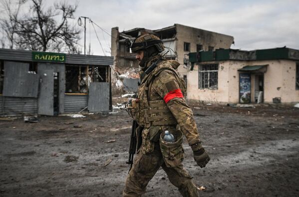 A Russian soldier on his way through a cleared-out district of liberated Avdeyevka. - Sputnik International
