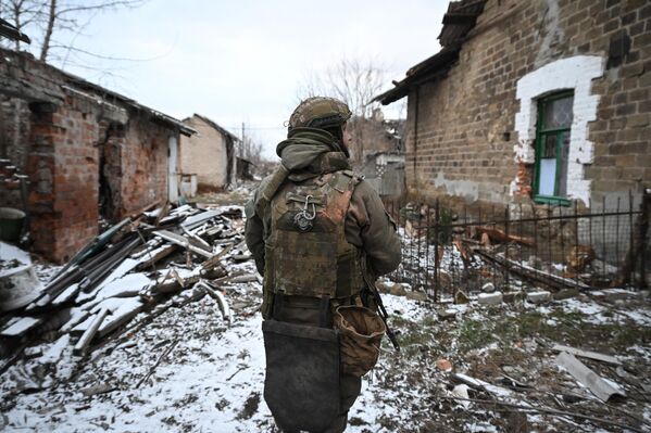 A soldier from the Central Military District inspects the streets of liberated Avdeyevka. - Sputnik International