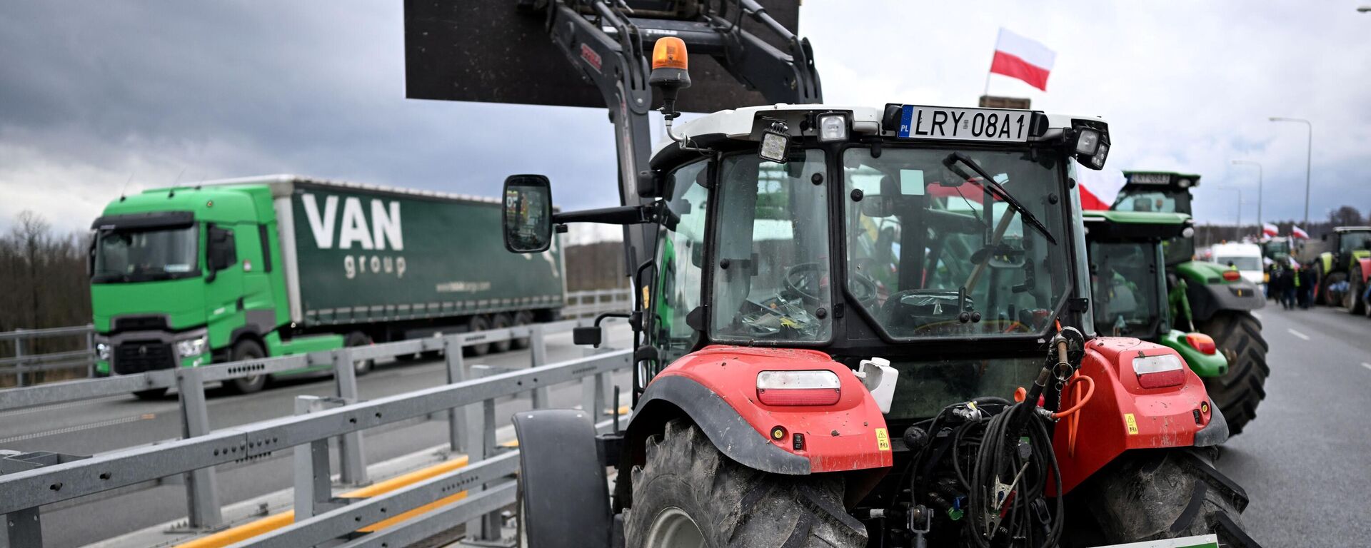 A placard reading 'Protest' is seen on a tractor as Polish farmers block the highway linking Warsaw and Lublin outside the town of Ryki, Lublin region, on February 20, 2024.  - Sputnik International, 1920, 21.02.2024