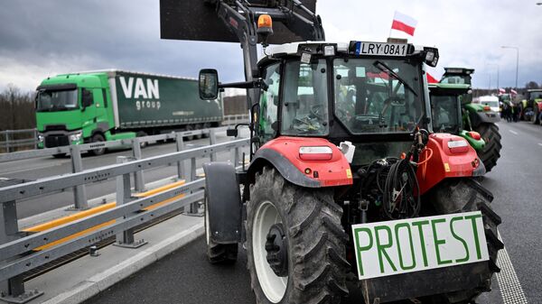 A placard reading 'Protest' is seen on a tractor as Polish farmers block the highway linking Warsaw and Lublin outside the town of Ryki, Lublin region, on February 20, 2024.  - Sputnik International