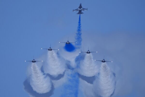 South Korean Air Force&#x27;s Black Eagles aerobatic team performs during the first day of the show. - Sputnik International