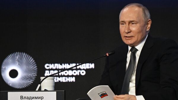 Russian President Vladimir Putin attends a plenary session of the Strong Ideas for a New Time forum - Sputnik International