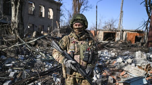 Russian soldier of the 55th motorised rifle brigade of the Central Military District patrols an area in Avdeyevka - Sputnik International
