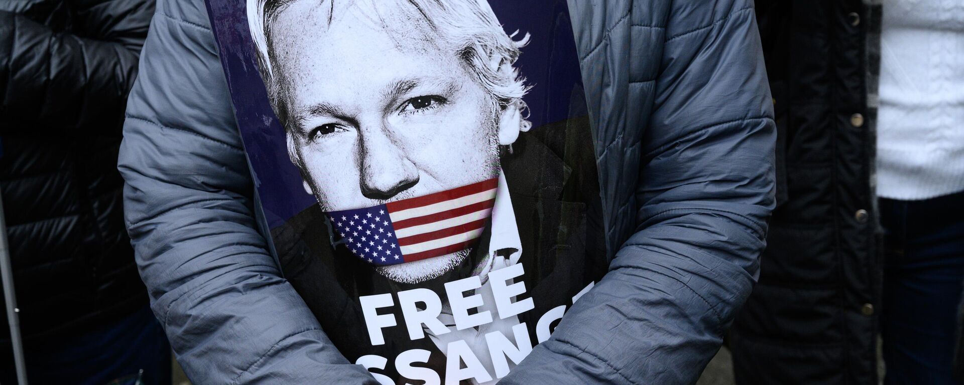 Une partisane de Julian Assange tient une pancarte devant le tribunal de première instance de Westminster - Spoutnik International, 1920, 26.03.2024