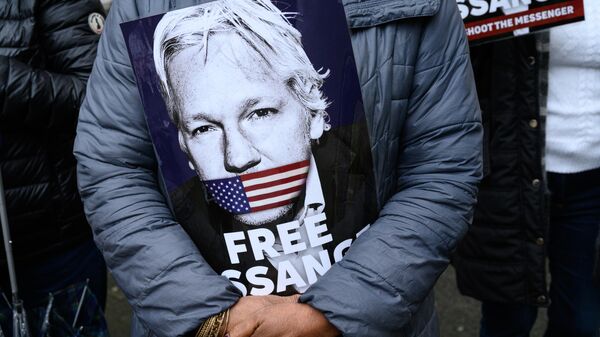 A supporter of Julian Assange holds a placard as she stands outside Westminster Magistrates Court - Sputnik International