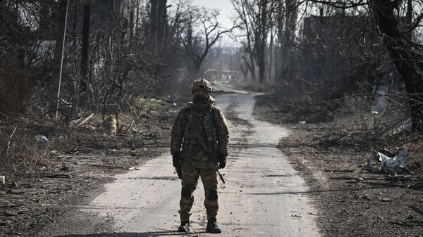 A Russian serviceman of the 55th motorised rifle brigade of the Central Military District patrols an area amid Russia's military operation in Ukraine - Sputnik International