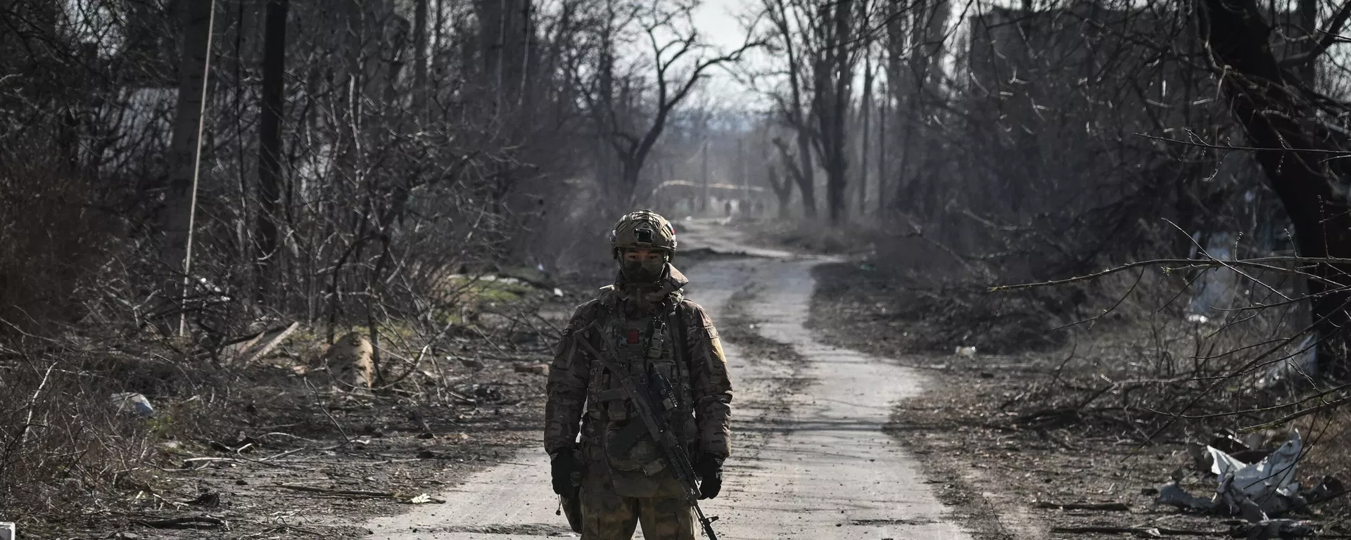 A Russian serviceman of the 55th motorised rifle brigade of the Central Military District patrols an area amid Russia's military operation in Ukraine - Sputnik International, 1920, 01.03.2024