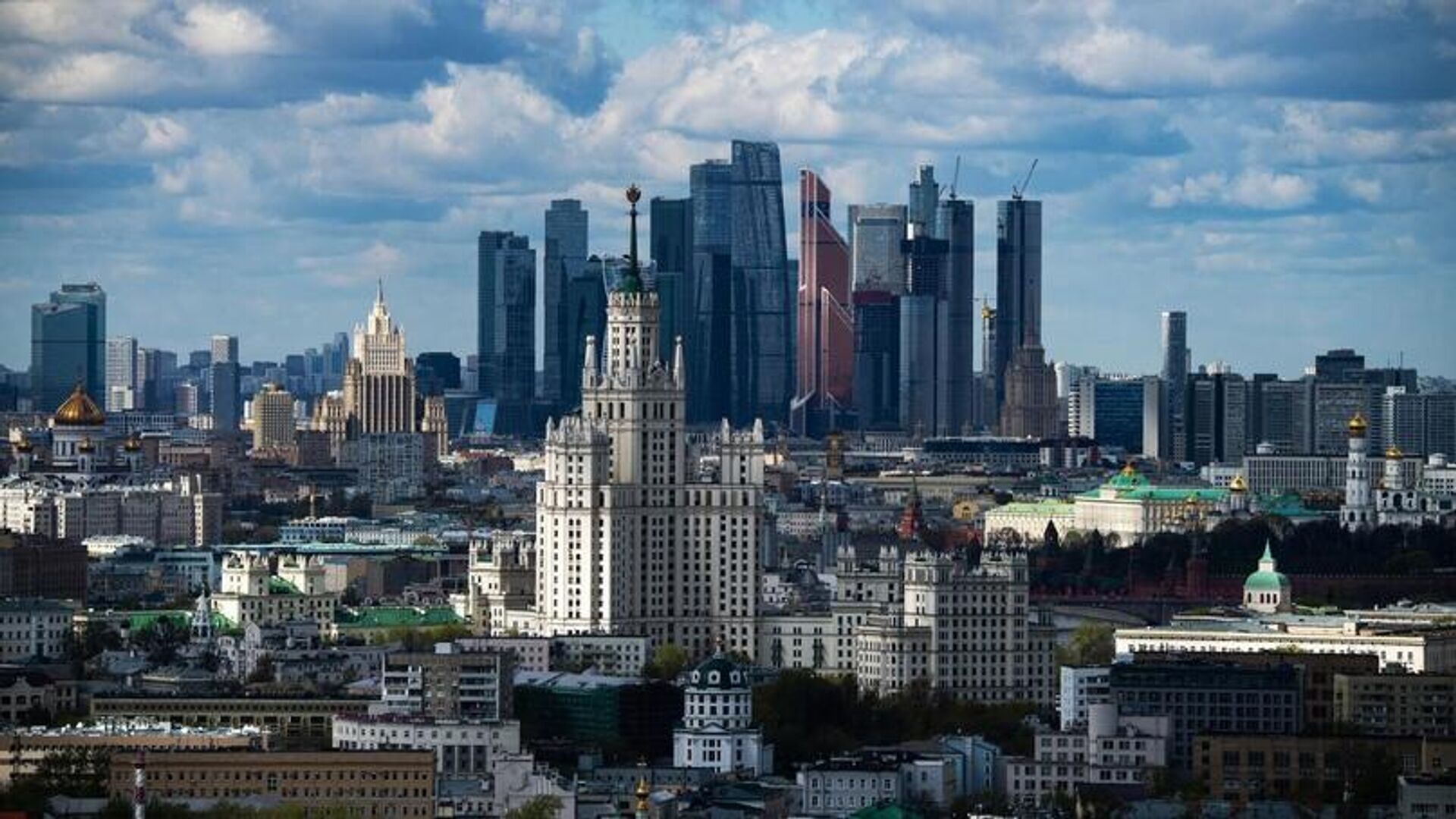 A general view shows the Soviet era skyscraper on Kotelnicheskaya Embankment of the Moskva river, Foreign ministry headquarters, Radisson Royal Hotel Moscow, the Christ the Savior cathedral and the Kremlin, with the Moscow International Business Centre, also known as Moskva-City, seen in te background, in Moscow, Russia - Sputnik International, 1920, 03.02.2022