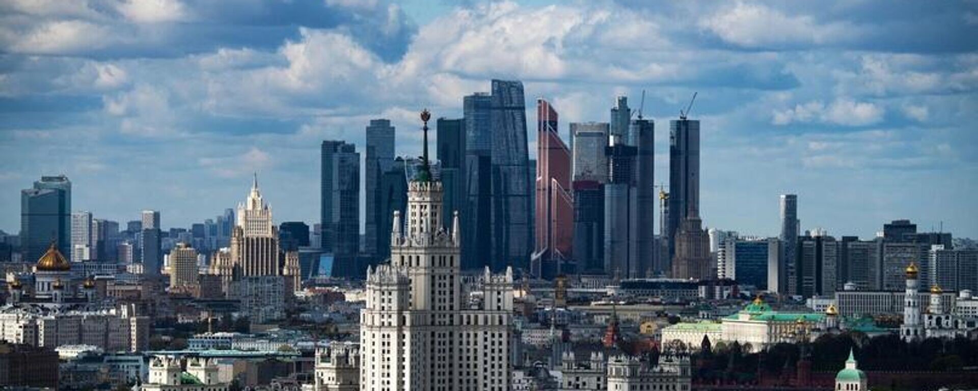 A general view shows the Soviet era skyscraper on Kotelnicheskaya Embankment of the Moskva river, Foreign ministry headquarters, Radisson Royal Hotel Moscow, the Christ the Savior cathedral and the Kremlin, with the Moscow International Business Centre, also known as Moskva-City, seen in te background, in Moscow, Russia - Sputnik International, 1920, 27.04.2023