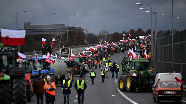 Polish farmers with their tractors and vehicles block the highway linking Warsaw and Lublin outside the town of Ryki, Lublin region on February 20, 2024. - Sputnik International