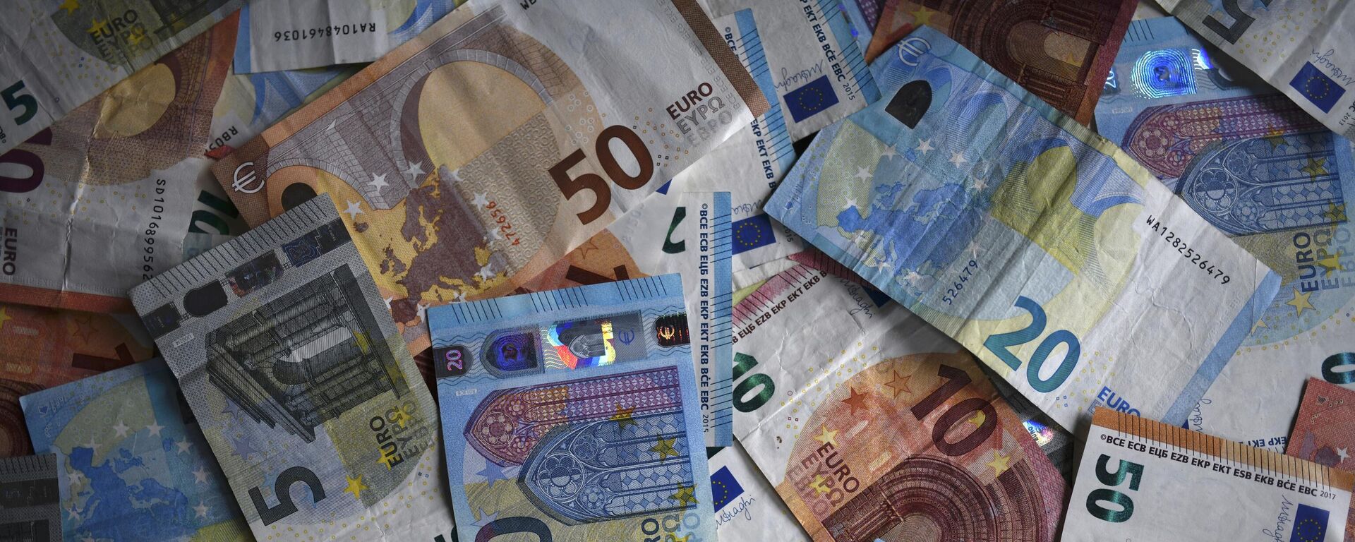 یک اسکناس یورو در دورتموند، غرب آلمان، در 27 ژانویه 2020 به تصویر کشیده شده است.  - اسپوتنیک بین المللی، 1920، 03/13/2024