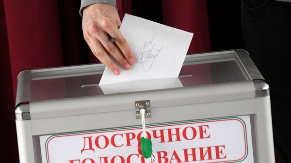 A voter casts his ballot during the early voting of the parliamentary and local elections at a polling station, in Minsk, Belarus.  - Sputnik International