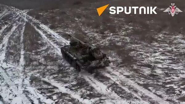 2S5 Giatsint-S self-propelled gun destroys camouflaged dugout and enemy manpower near Kupyansk   - Sputnik International