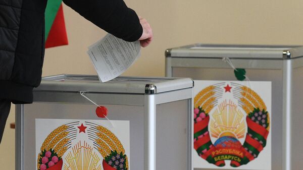 A voter casts his ballot at a polling station on a national Single Voting Day in Minsk, Belarus - Sputnik International