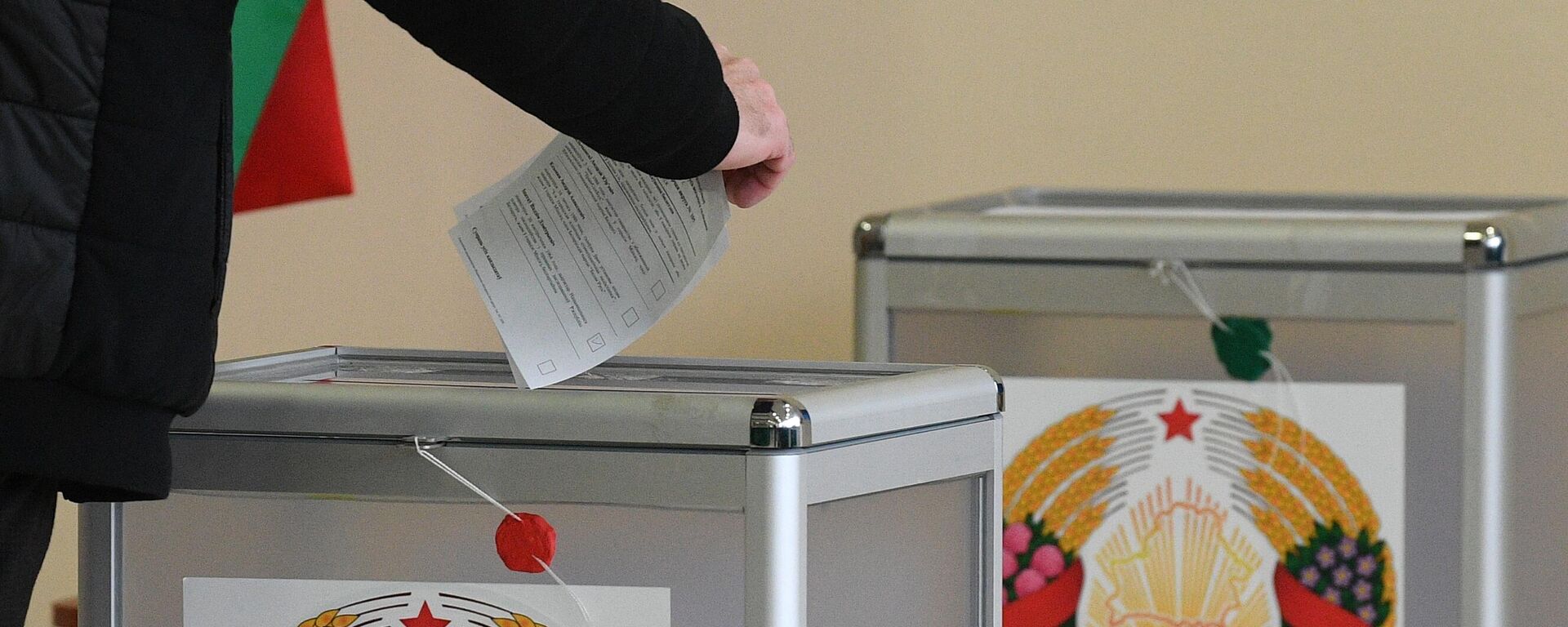 A voter casts his ballot at a polling station on a national Single Voting Day in Minsk, Belarus - Sputnik International, 1920, 25.02.2024