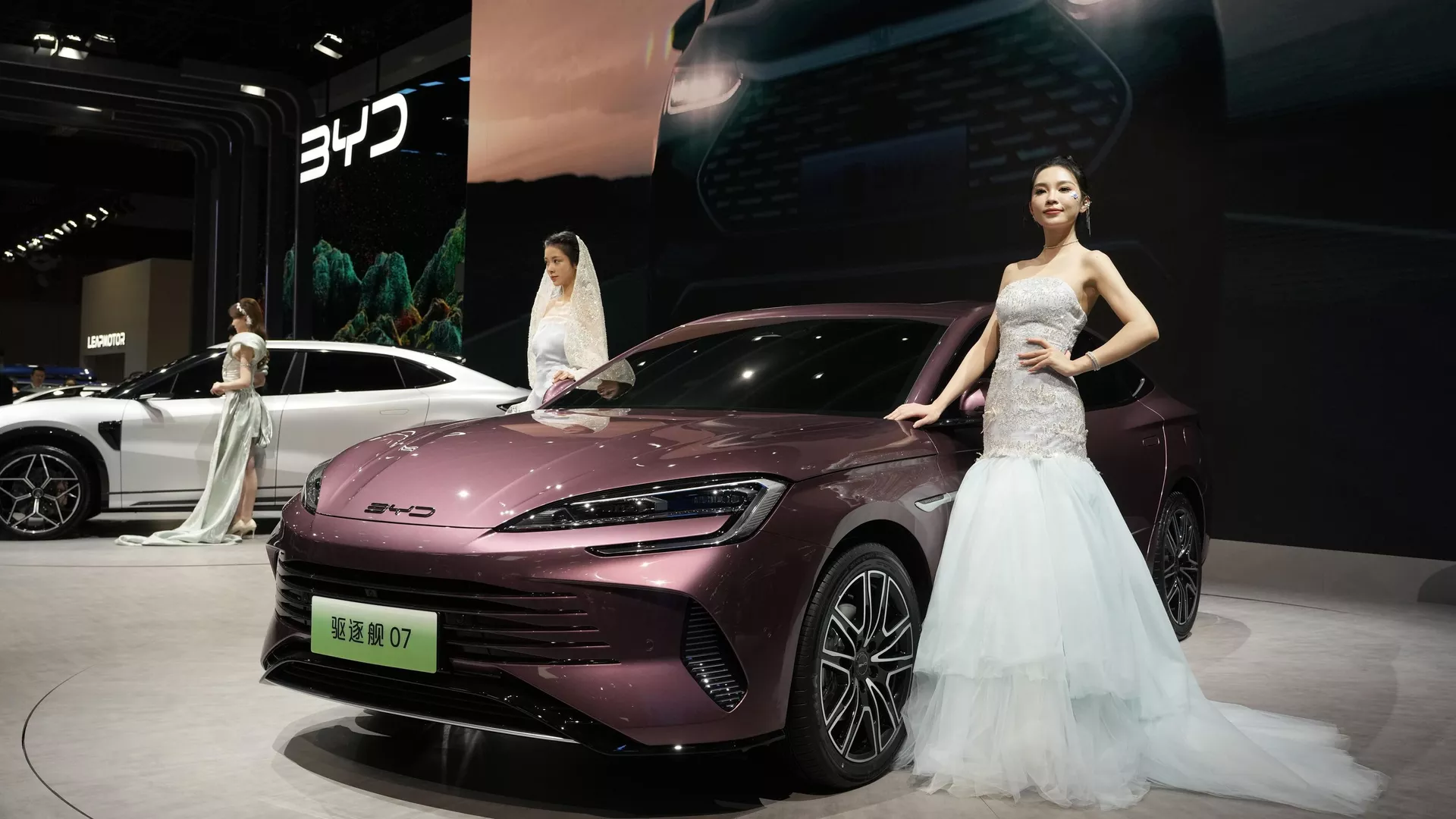 Des modèles posent près de la dernière offre du constructeur automobile chinois BYD lors du salon Auto Shanghai 2023 à Shanghai, mercredi 19 avril 2023 - Sputnik International, 1920, 25.02.2024