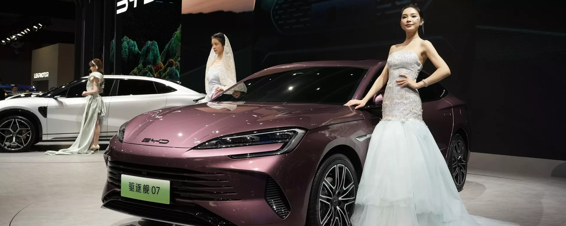 Models pose near the latest offering from Chinese automaker BYD during the Auto Shanghai 2023 show in Shanghai, Wednesday, April 19, 2023 - Sputnik International, 1920, 09.06.2024