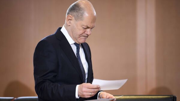 German Chancellor Olaf Scholz reads in his documents after he arrives for the weekly cabinet meeting at the chancellery in Berlin, Germany, Wednesday, Dec. 14, 2022 - Sputnik International