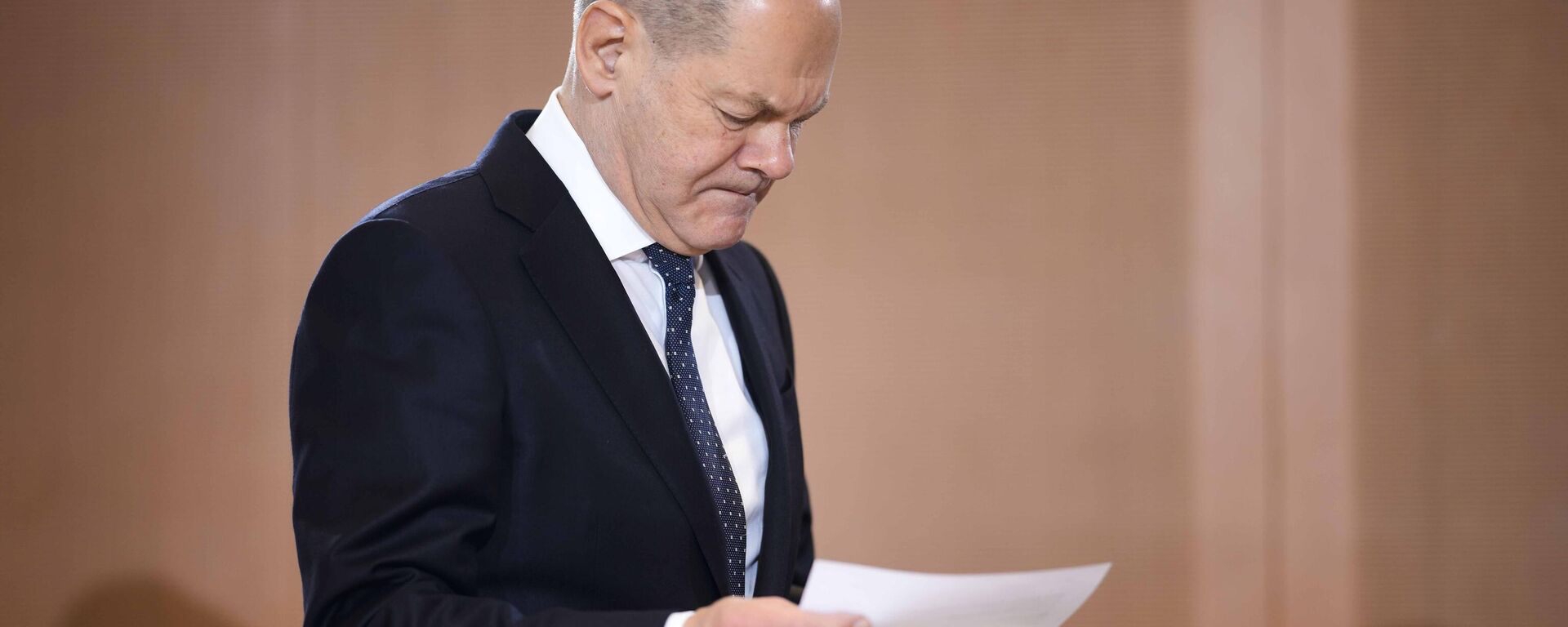 German Chancellor Olaf Scholz reads in his documents after he arrives for the weekly cabinet meeting at the chancellery in Berlin, Germany, Wednesday, Dec. 14, 2022 - Sputnik International, 1920, 24.03.2024