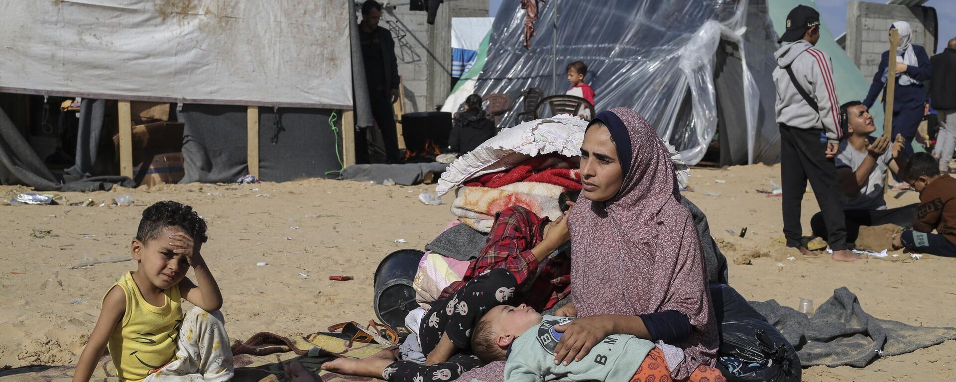 Palestinians displaced by the Israeli bombardment of the Gaza Strip set up a tent camp in Rafah on Wednesday, Dec. 6, 2023 - Sputnik International, 1920, 04.03.2024